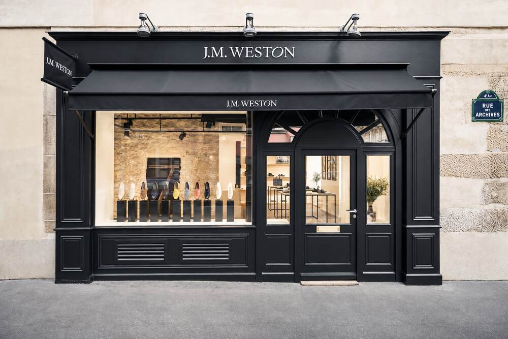 Devanture noire de la boutique J.M. Weston