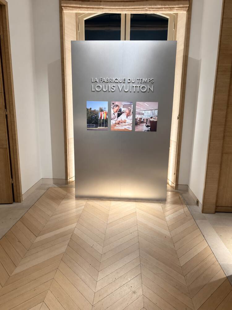 Dispositif d'exposition en boutique, cloison et parquet