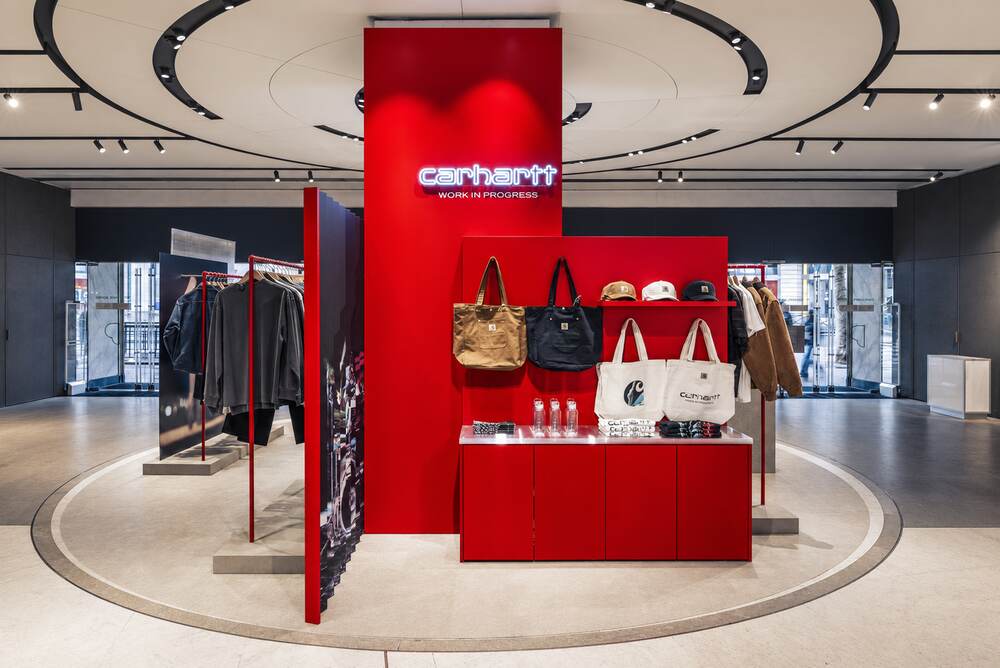 Corner Carhartt aux colonnes rouges