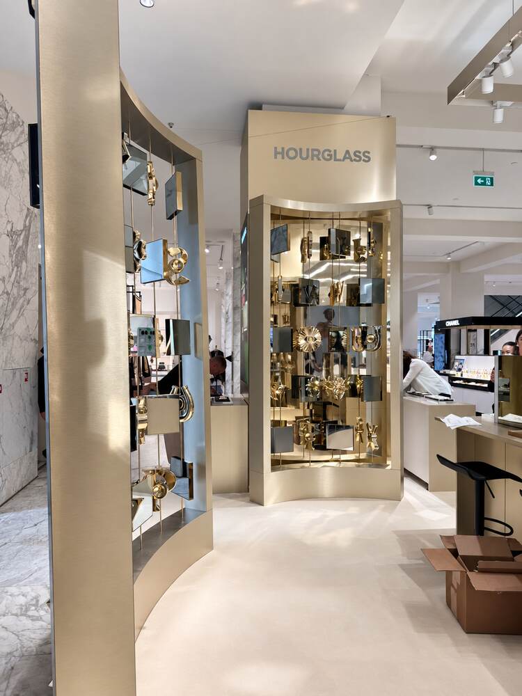 Corner aux vitrines dorées dans un grand magasin