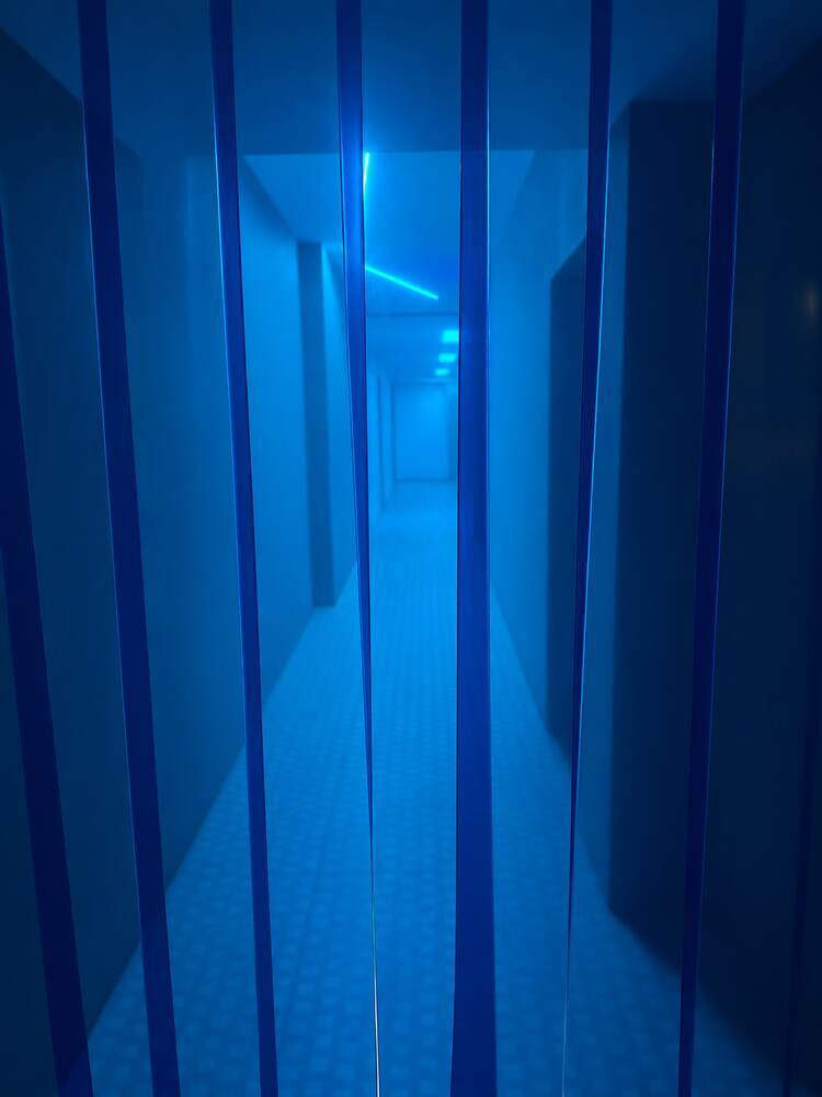 Couloir aux parois bleues