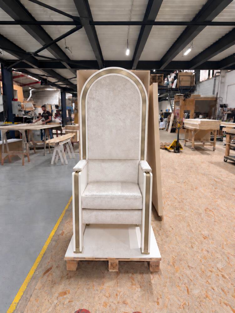 Fauteuil d'apparat en cours de fabrication à l'atelier