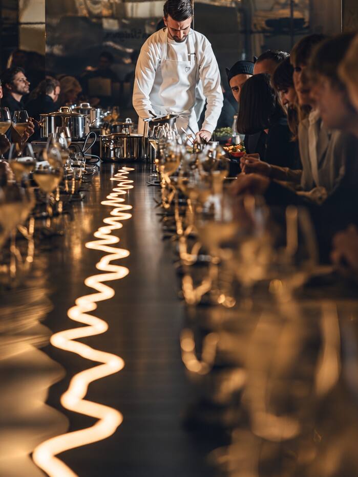 Table de dîner lumineuse dressée pour un repas gastronomique