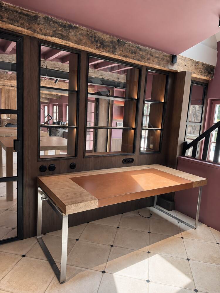 Bureau en bois au plateau cuivré