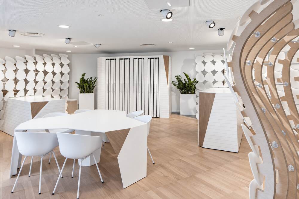 Salle de réunion blanche aux cloisons sculptées