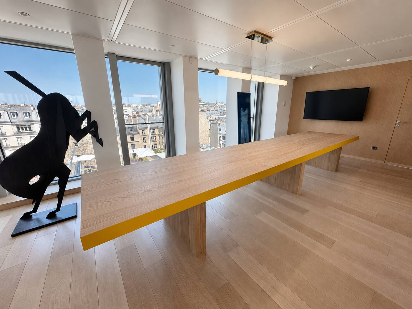 Grande table de réunion en bois à chant jaune
