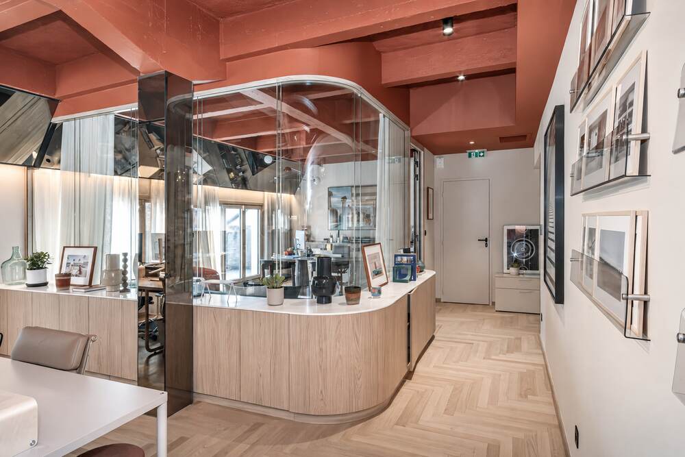Espace café et bar d'accueil en bois clair