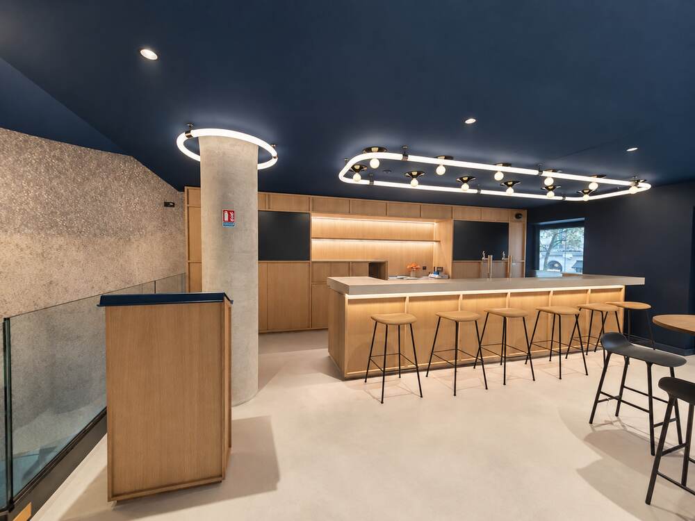 Bar d'accueil en bois sous un plafond bleu nuit