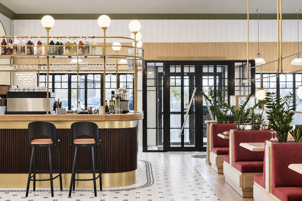 Bar de restaurant en laiton et banquettes rouges
