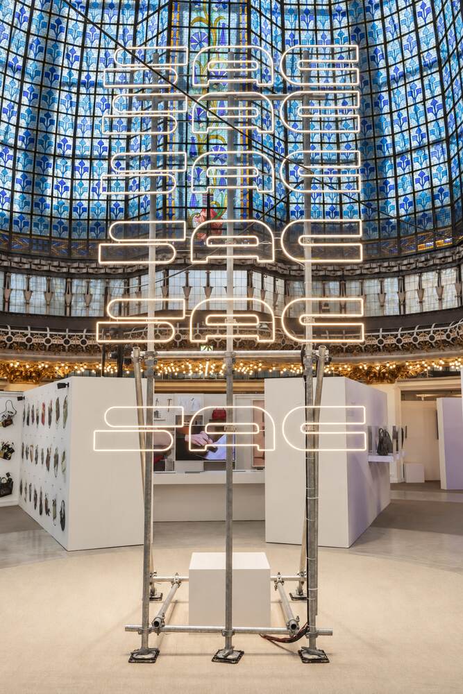 Structure lumineuse sous la coupole d'un grand magasin
