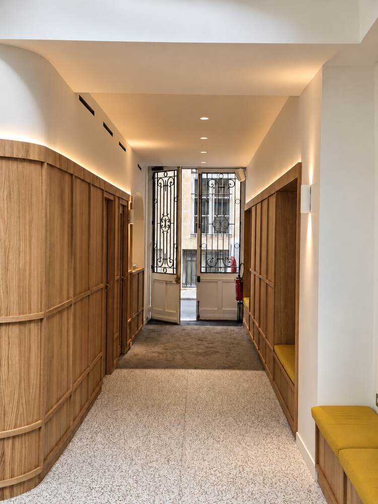 Couloir habillé de bois cintré