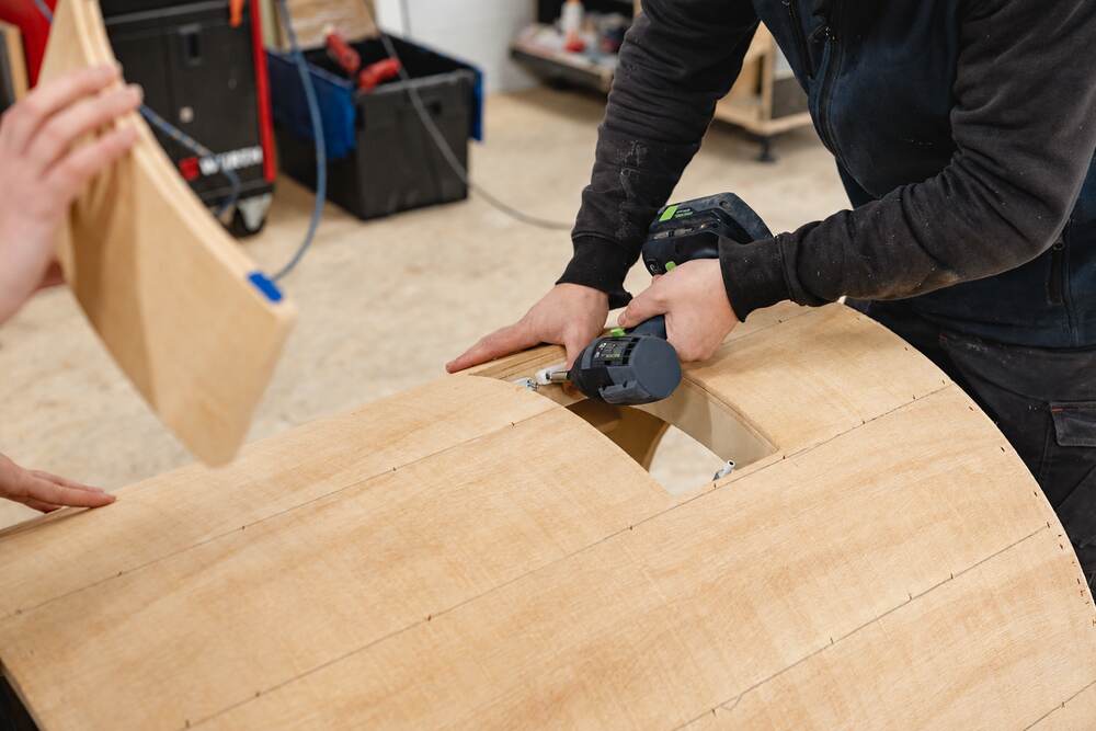 Découpe d'une pièce en bois à la défonceuse