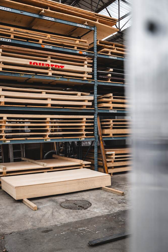 Stock de panneaux de bois à l'atelier