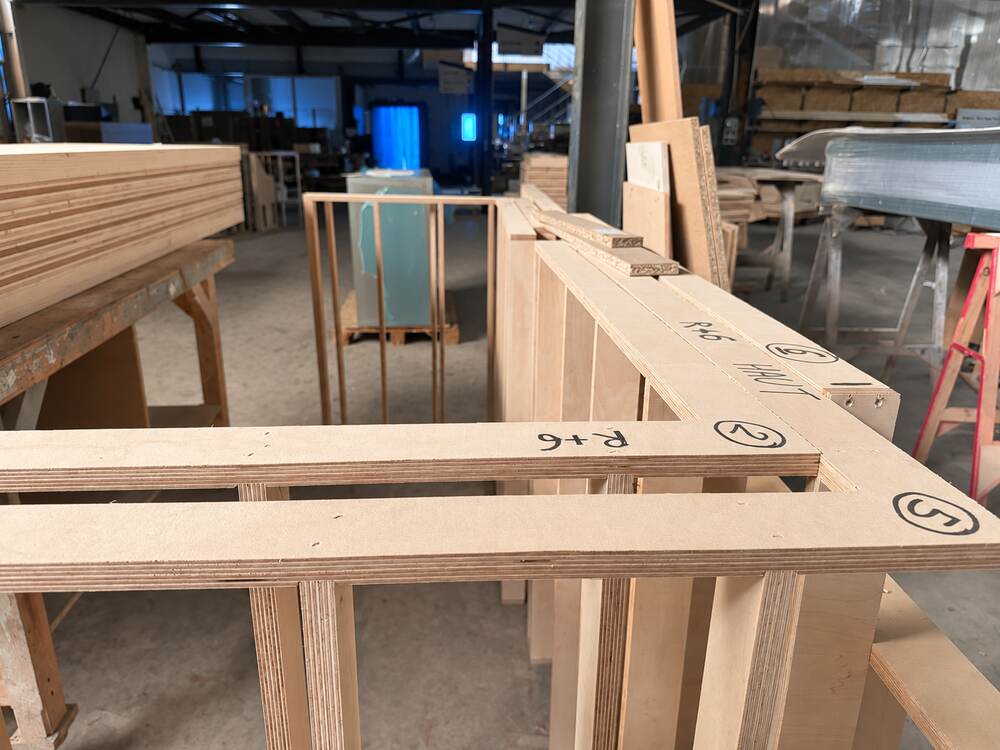 Structures en bois en cours d'assemblage